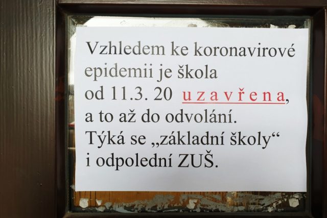 Informační letáky upozorňují rodiče na uzavření škol | foto: Andrea Strohmaierová,  Český rozhlas