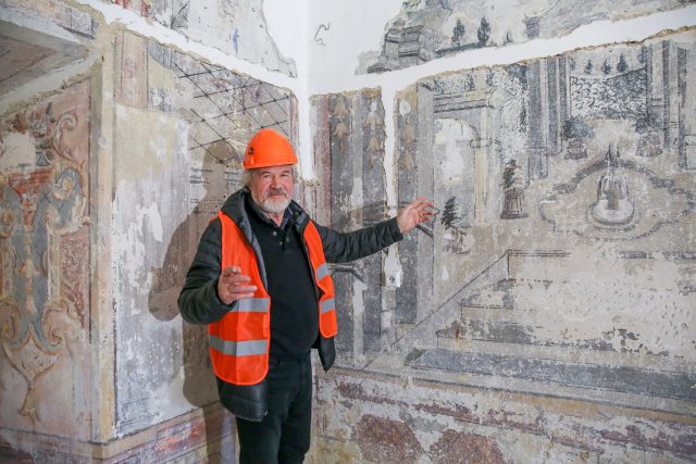 Restaurátoři objevili při obnově hradu ve Strakonicích barokní fresky na stěnách sálu | foto: David Peltán,  MAFRA / Profimedia