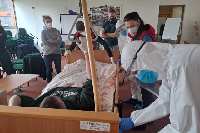 Český červený kříž ve svém kurzu učí dobrovolníky postarat se o nemocné | foto: Kristýna Barchini,  Český rozhlas