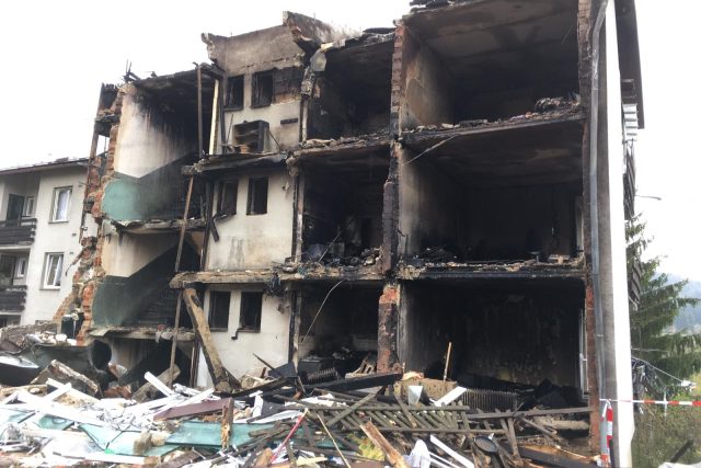 Bytový dům v Lenoře zničený výbuchem | foto: Matěj Vodička,  Český rozhlas,  Český rozhlas