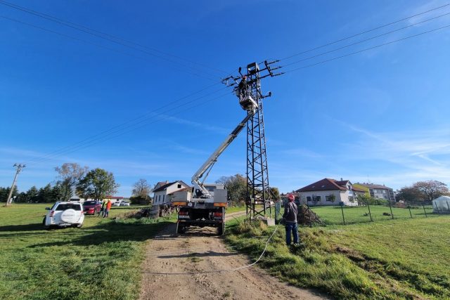 Technici instalují takzvané reclosery na elektrické vedení | foto: Lucie Suchánková Hochmanová,  Český rozhlas