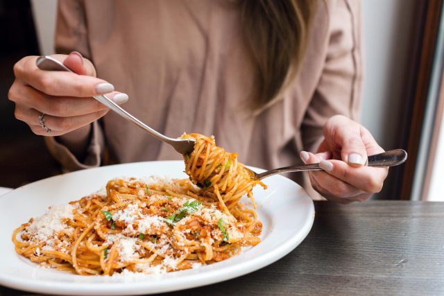 Ke špagetám používáme lžíci a vidličku. Lžíci držíme v levé ruce a vidličku v pravé | foto: Fotobanka Profimedia