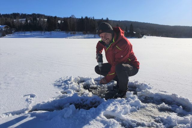 Antonín Labaj měří sílu ledu na Lipenské přehradě | foto: Petr Kubát,  Český rozhlas