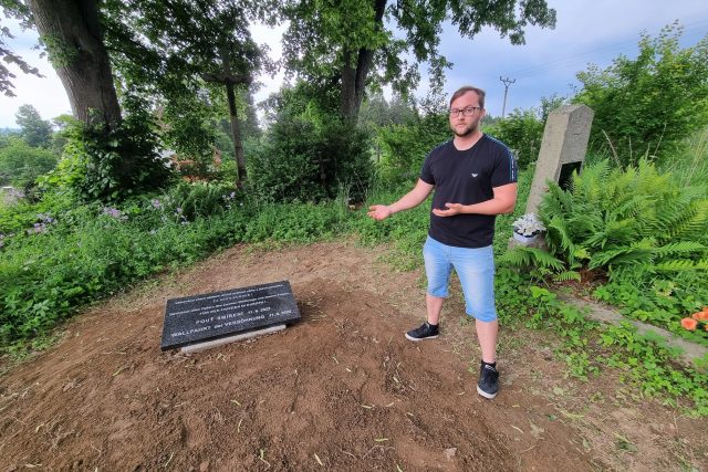 Archeolog Tomáš Pancíř ukazuje místo,  kde budou uloženy ostatky dvanácti žen | foto: Lucie Suchánková Hochmanová,  Český rozhlas