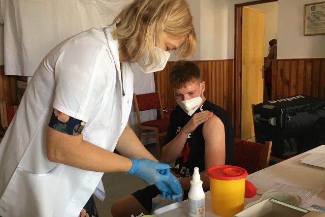 Mobilní očkovací tým podává vakcíny proti covidu v obcích na Strakonicku | foto: Nemocnice Strakonice