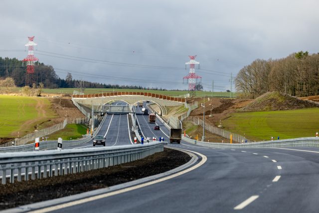 Nový úsek dálnice D4 mezi Příbramí a Pískem | foto: Petr Topič,  MAFRA / Profimedia