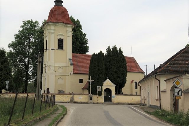 Kostel a vpravo u silnice fara v Dolních Slověnicích | foto:  Sovicka169,  CC BY-SA 4.0