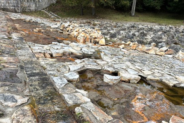 Poškozený bezpečnostní přeliv rybníka Rožmberk | foto: Jitka Cibulová Vokatá,  Český rozhlas