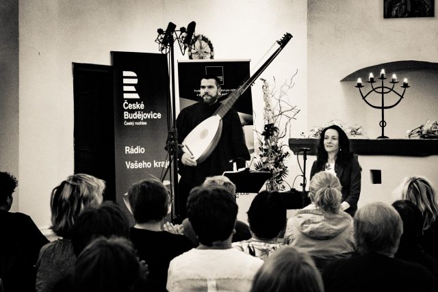 Pavla Fendrichová a Jindřich Macek při vystoupení v kostele v Soběslavi | foto: Peter Ganzglück,  festival Setkání s hudbou
