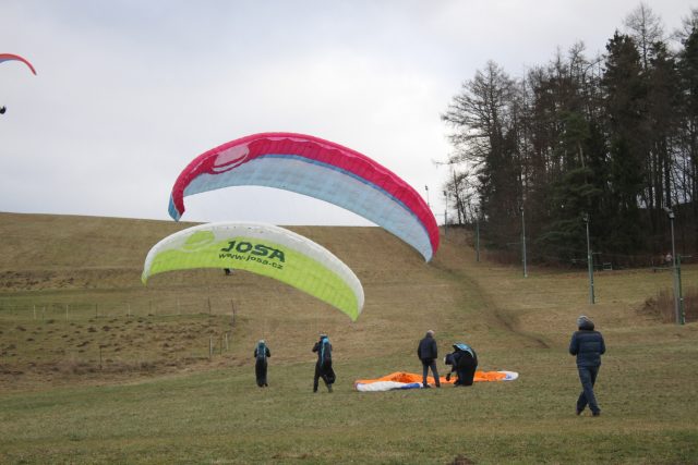 Paraglidisté na Dlouhém vrchu | foto: Ján Honza,  ČTK