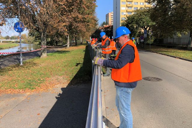 Cvičná stavba protipovodňové stěny v Českých Budějovicích | foto: Matěj Vodička,  Český rozhlas