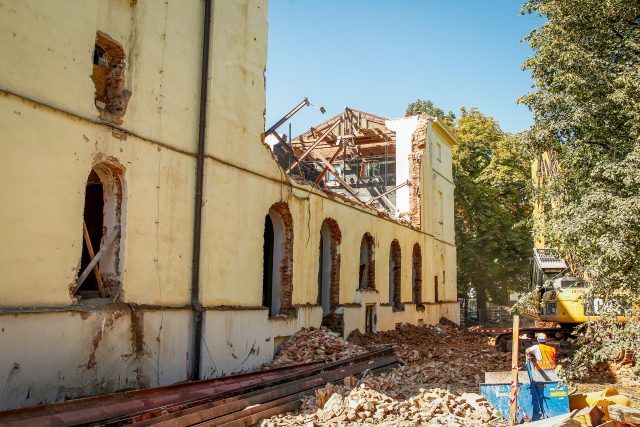 Přestavba kulturního domu Slavie už začala | foto: Petr Lundák,  MAFRA / Profimedia