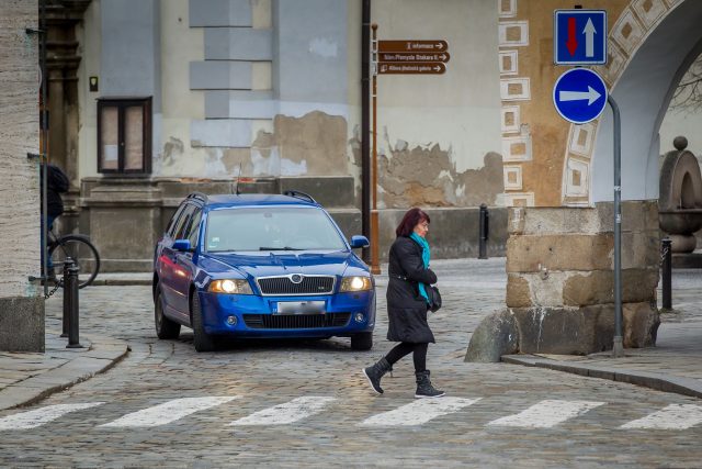 Auta budou opět moci projíždět přes budějovické náměstí od parku Na Sadech k zimnímu stadionu | foto: Petr Lundák,  MAFRA / Profimedia