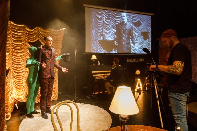 Malé divadlo v Českých Budějovicích uvádí novou hru pro teenagery s názvem Invisible Man. Příběh vypráví formou live-cinema | foto: Petr Zikmund,  Jihočeské divadlo