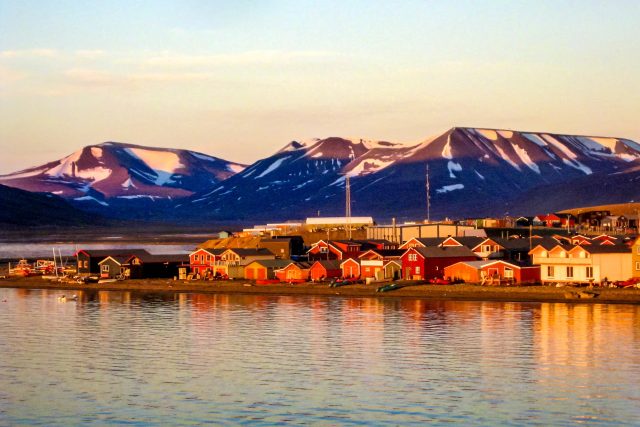 Půlnoční slunce nad městem Longyearbyen | foto: Shutterstock