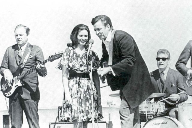 Johnny Cash s June Carterovou a doprovodnou kapelou | foto: Fotobanka Profimedia