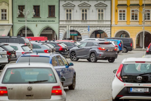 Auta na náměstí Přemysla Otakara II. v Českých Budějovicích | foto: Petr Lundák,  MAFRA / Profimedia