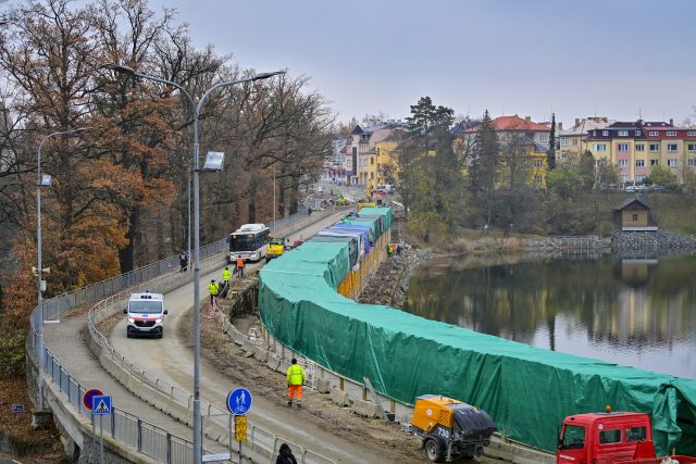 Oprava lávky pro pěší na hrázi rybníka Jordán v Táboře | foto: Václav Pancer,  ČTK