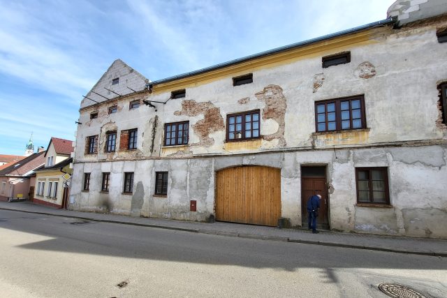 Chátrající dům v Nežárecké ulici v Jindřichově Hradci | foto: Lukáš Soukup