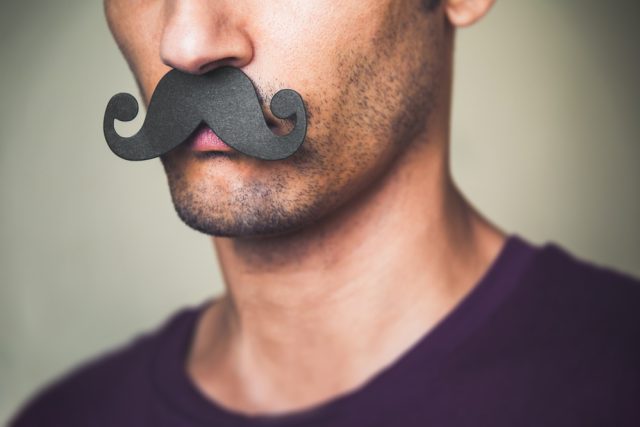 Symbolem Movemberu,  charitativní aktivity,  která upozorňuje na rakovinu prostaty a důležitost prevence,  je knírek | foto: Shutterstock