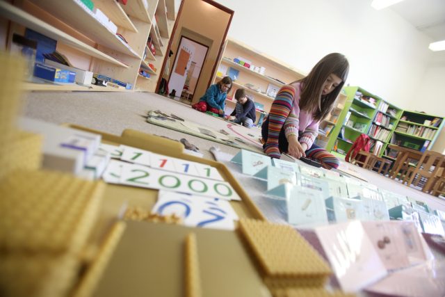 Škol,  které nabízejí systém vzdělávání podle Marie Montessori,  přibývá. Ilustrační foto | foto: Fotobanka Profimedia