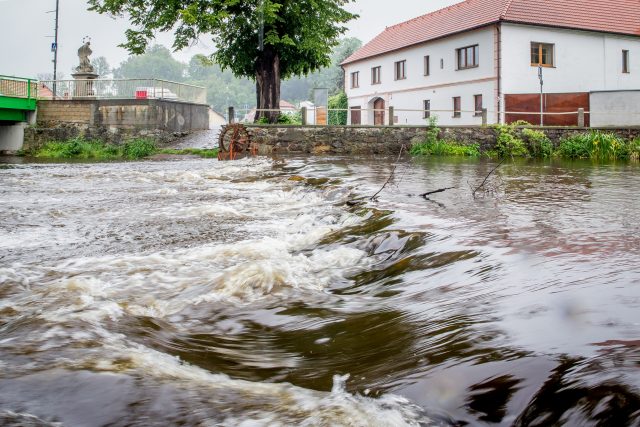 Rozvodněná řeka Blanice v Husinci | foto: Petr Lundák,  MAFRA / Profimedia