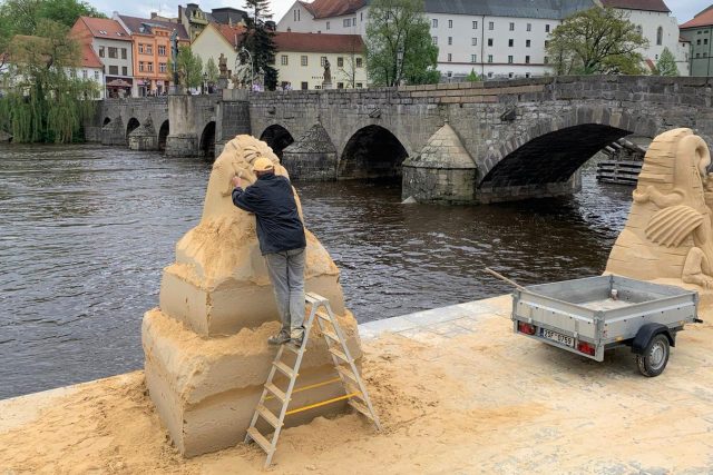 Obří sochy z písku na náplavce řeky Otavy v Písku | foto: Pavla Kuchtová,  Český rozhlas,  Český rozhlas