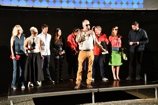 V jihočeských Slavonicích začal Slavonice Fest promítáním filmu Horečka sobotní noci a happeningem ve stylu 70. let | foto: Miroslav Duschek