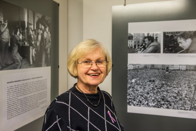 Fotografka Bohuslava Maříková mezi snímky,  které zachycují dění v Českých Budějovicích po 17. listopadu 1989 | foto: Václav Pancer,  ČTK