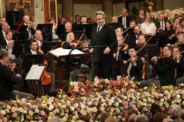 Novoroční koncert Vídeňských filharmoniků,  v popředí dirigent Riccardo Muti | foto: Action Press / Shutterstock Editorial / Profimedia