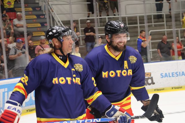 Václav Prospal a Martin Hanzal na akci Legendy Motoru pomáhají | foto: Ján Honza,  ČTK