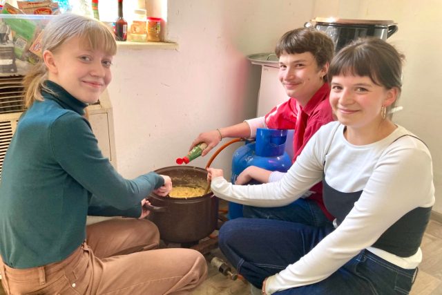 Studenti vaří jídlo pro bezdomovce | foto: Jan Kopřiva,  Český rozhlas