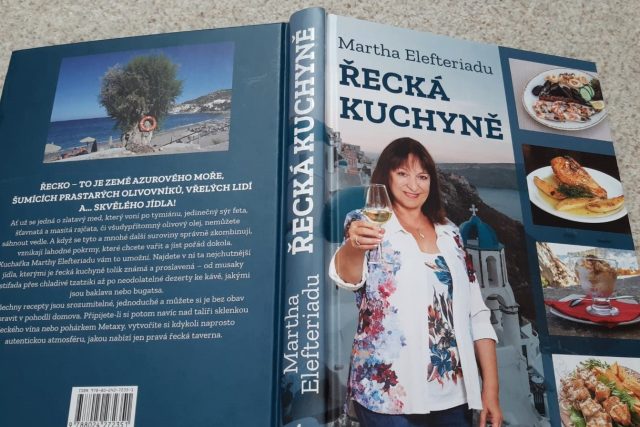 Kniha Řecká kuchyně,  kterou napsala Martha Elefteriadu | foto: Mirka Nezvalová,  Český rozhlas,  Český rozhlas