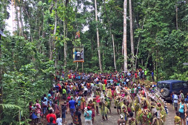 Čeští ekologové postavili v Papui-Nové Guineji jeřáb pro výzkum tropického lesa. Zprovozněn byl při velké slavnosti | foto: archiv Vojtěcha Novotného