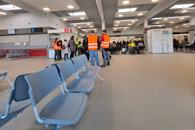 Centrum pomoci pro ukrajinské uprchlíky v terminálu letiště v Plané | foto: Kristýna Barchini,  Český rozhlas