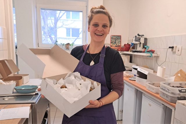 Tereza Vandasová ve svém podniku se zdravým jídlem peče bezlepkové a veganské vánoční cukroví | foto: Kristýna Barchini,  Český rozhlas