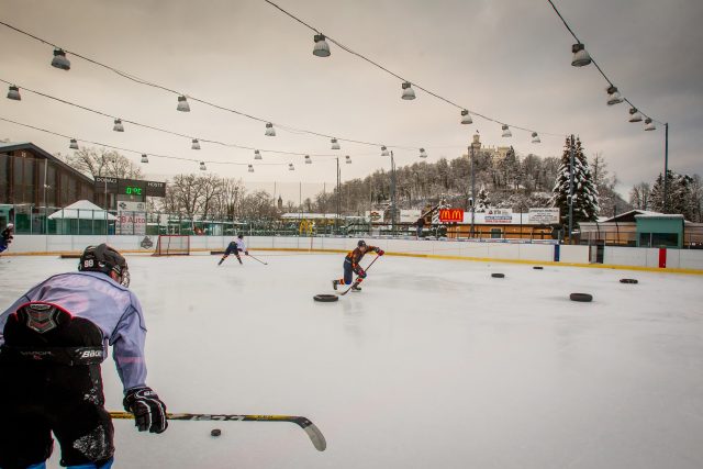 Stávající ledovou plochu v Hluboké nad Vltavou má nahradit krytý stadion | foto: Petr Lundák,  MAFRA / Profimedia