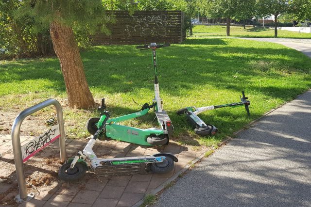 Sdílené elektrokoloběžky v Českých Budějovicích | foto: Andrea Poláková,  Český rozhlas