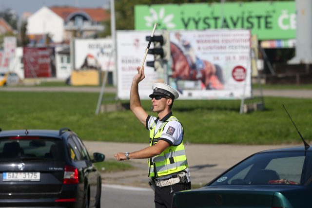 Policista řídí dopravu na Dlouhé louce v Českých Budějovicích | foto: David Peltán,  MAFRA / Profimedia
