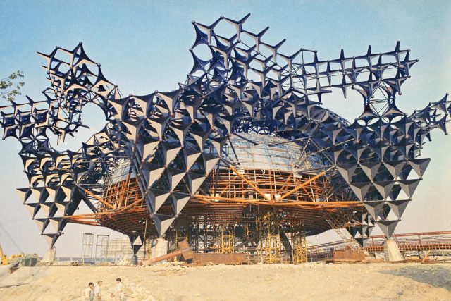 Výstavba pavilonu Toshiba IHI pro EXPO 1970 v japonské Ósace | foto: Mitsunori Chigita,  ČTK / Profimedia / AP