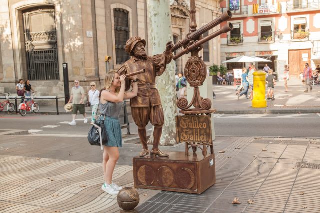 Pouliční umělec jako Galileo Galilei v Barceloně | foto: Dragan Jovanovic,  Shutterstock.com