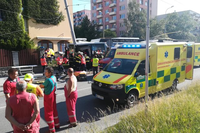 Nehoda trolejbusu na českobudějovickém sídlišti Máj si vyžádala několik zraněných | foto: Adéla Rodová