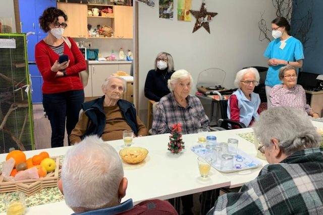 Seniorům v Kaplici dělají radost dárky od Ježíškových vnoučat | foto: Anna Pospíšilová,  Český rozhlas