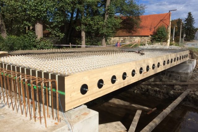 Most v Bohunicích na Prachaticku využívá jako první v republice technologii dřevo-betonu pro nosnou konstrukci | foto: Krajský úřad Jihočeského kraje