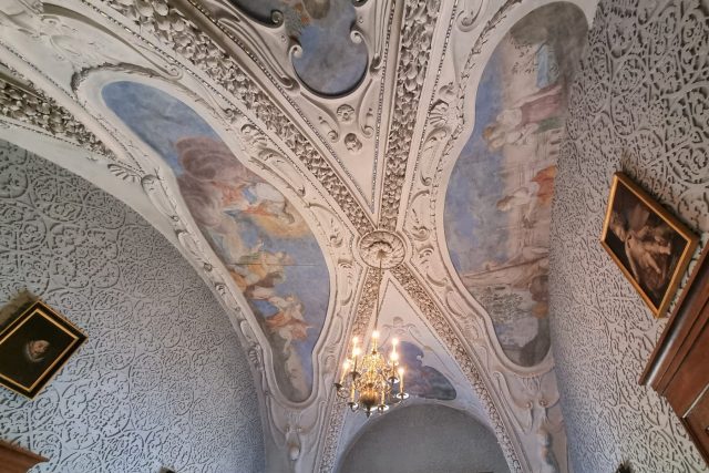 Obnovené fresky a štuková výzdoba na stropu jídelny zámku Červená Lhota | foto: Lucie Hochmanová,  Český rozhlas