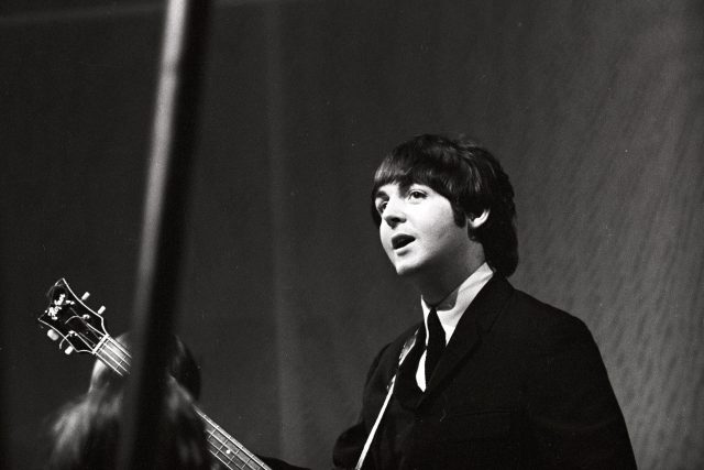 Paul McCartney na snímku z roku 1965,  kdy vyšlo jeho krásné a slavné Yesterday | foto: Fotobanka Profimedia