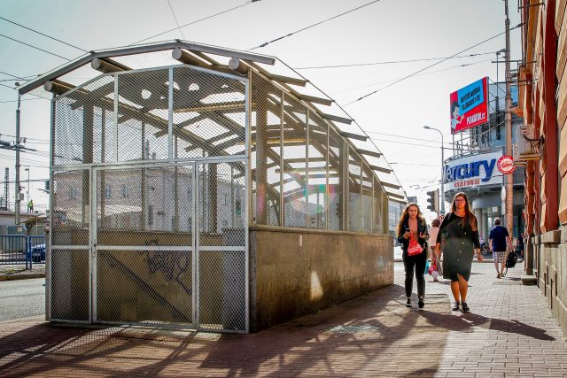 Uzavřený podchod u českobudějovického nádraží | foto: Petr Lundák,  MAFRA / Profimedia