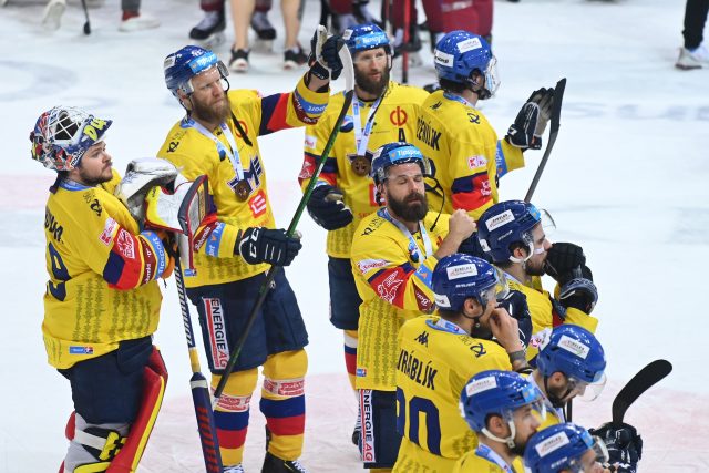 Hokejisté českobudějovického Motoru po posledním semifinálovém zápase | foto: Michal Beránek,  CNC / Profimedia