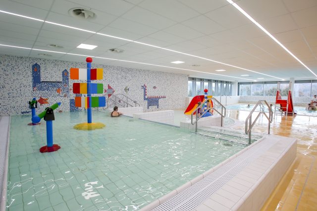 Jednou z novinek,  které přinesla rekonstrukce táborského plaveckého stadionu,  je dětský vodní svět. Nabízí celkem tři bazény s různou hloubkou i teplotou vody | foto: David Peltán,  MAFRA / Profimedia