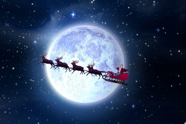 Santa Claus na svých saních tažených soby | foto: Shutterstock